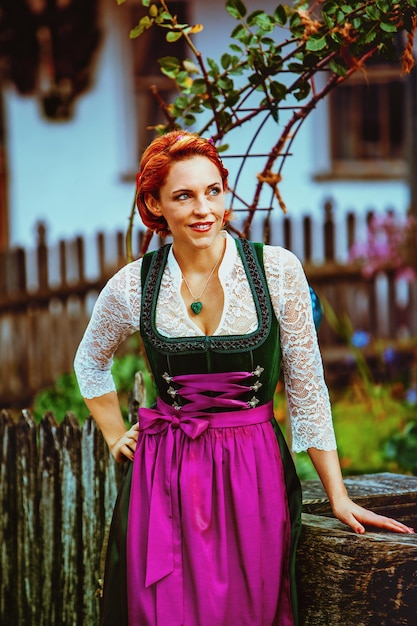 Zdjęcie kobieta w dirndl patrząca w inną stronę