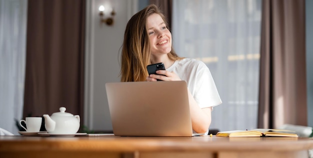 Kobieta w domu finanse i budżet Szkolenie online z wykorzystaniem laptopa Wideorozmowa online