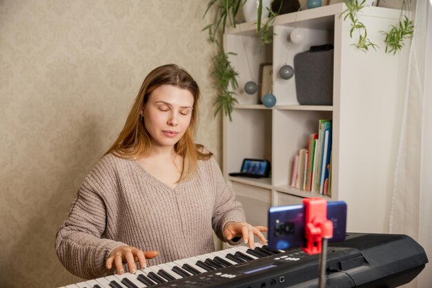 Kobieta w domu grająca na syntezatorze dla zwolenników