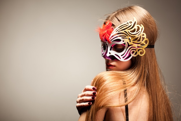 Kobieta w dużej wielokolorowe maski karnawałowe