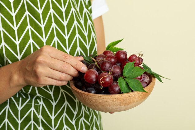 Kobieta W Fartuchu Trzyma Miskę Z Winogronami