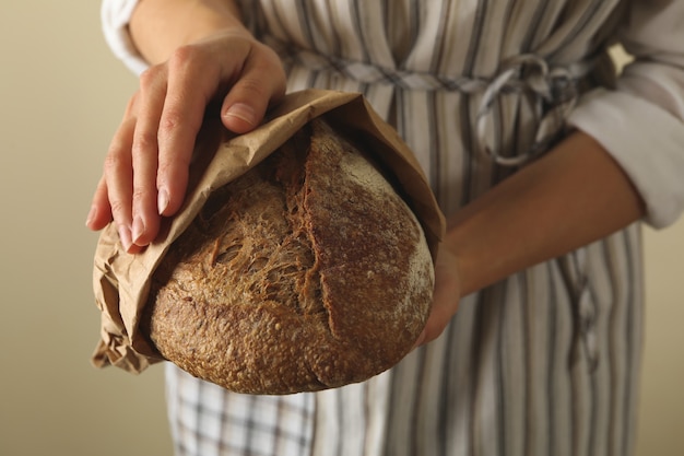 Kobieta W Fartuchu Trzymać świeżego Pieczywa