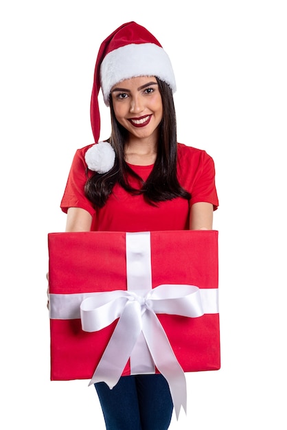 Kobieta w kapeluszu Boże Narodzenie trzyma prezent na białym tle.