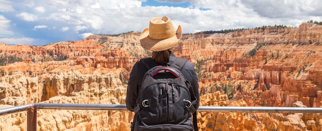 Kobieta w kapeluszu patrząca na Bryce Canyon Utah USA