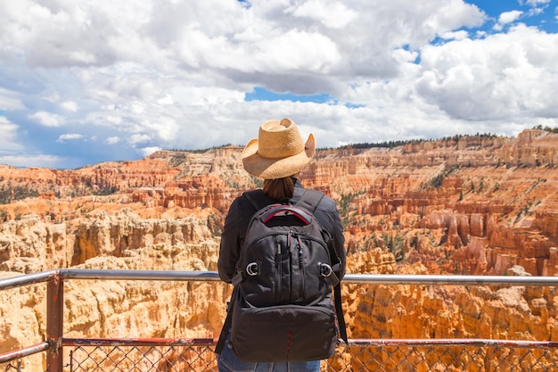 Kobieta w kapeluszu patrząca na Bryce Canyon Utah USA
