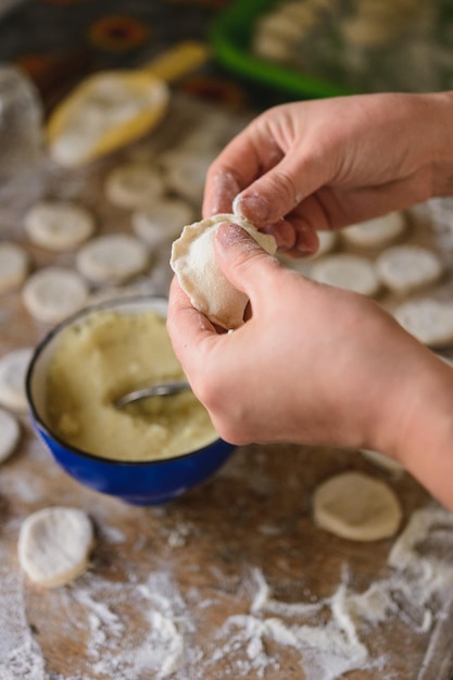 Kobieta w kuchni przygotowuje pierogi na śniadanie Ukraińskie danie ludowe