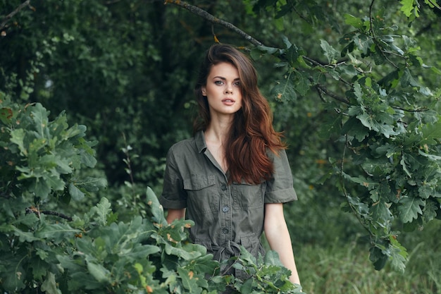 Kobieta w lesie Atrakcyjny wygląd tła charakter zielony garnitur