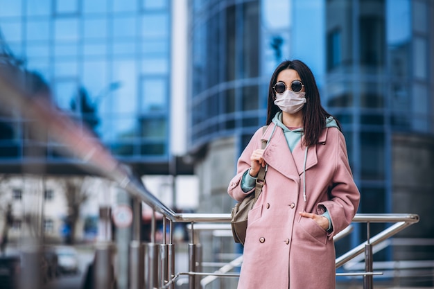 Kobieta W Maski Medyczne Na Zewnątrz W Pustym Mieście. Ochrona Zdrowia I Zapobieganie Epidemii Wirusów, Koronawirusa, Covid-19, Epidemii, Pandemii, Chorób Zakaźnych, Koncepcji Kwarantanny.