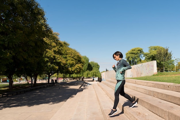 Kobieta w odzieży sportowej schodząca po schodach Aktywność i dobre zdrowie Koncepcja aktywnego stylu życia selektywne skupienie