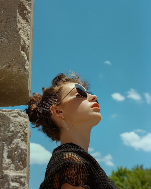 Kobieta w okularach przeciwsłonecznych przy Stone Wall