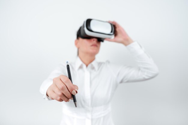 Kobieta w okularach vr i wskazująca na ostatnie aktualizacje z bizneswoman z piórem mającym wirtualną