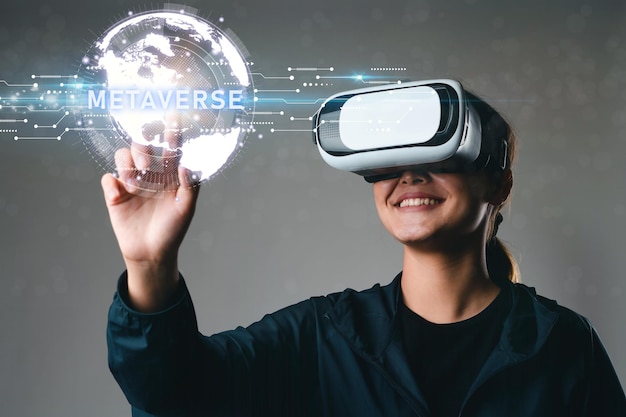 Kobieta w okularach VR Metaverse globalne połączenie internetowe Cyfrowa technologia cyberprzestrzeni