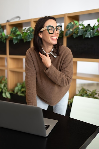 Kobieta W Okularach Za Pomocą Laptopa