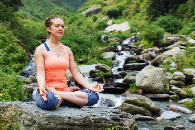 Kobieta w Padmasana na zewnątrz