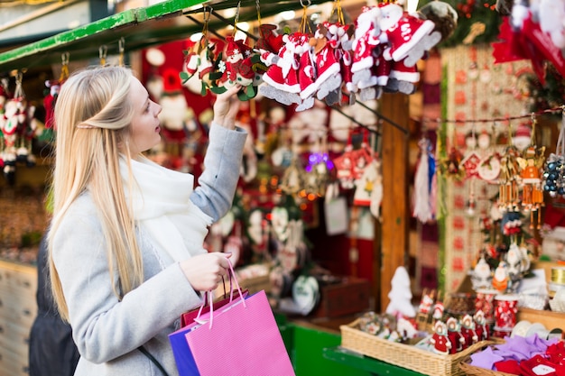 Zdjęcie kobieta w pobliżu licznika z prezentami xmas