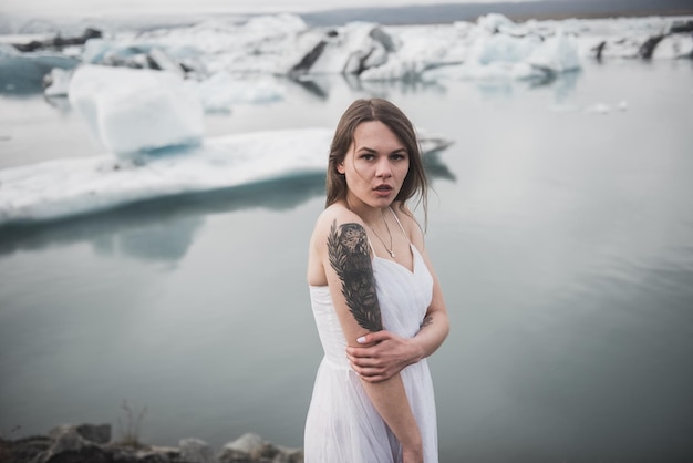 Kobieta w pobliżu lodowca na Islandii