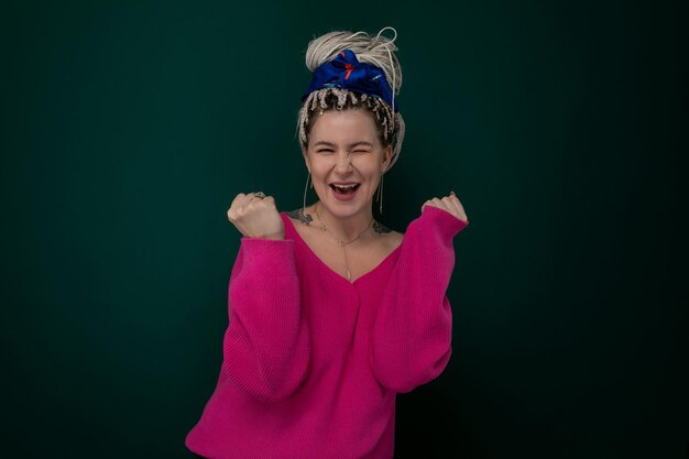 Zdjęcie kobieta w różowym swetrze i opasce na głowie