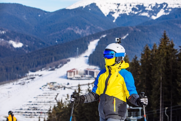 Kobieta w sprzęcie narciarskim na szczycie wzgórza. styl życia