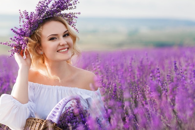 Kobieta W średnim Wieku Na Lawendowym Polu