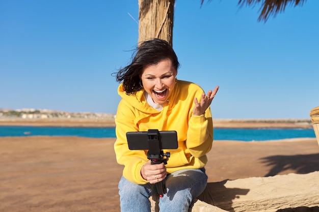 Kobieta W średnim Wieku Nagrywa Wideo Na Smartfonie Morze Wakacje Natura Seascape Tle