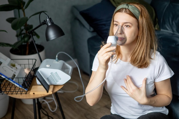 kobieta w średnim wieku robi inhalacje w domu Zimne choroby układu oddechowego Grypa i infekcja wirusowa