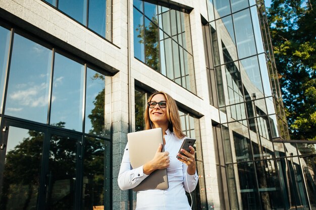 Kobieta W średnim Wieku Rozmawia Przez Telefon Komórkowy Smartphone