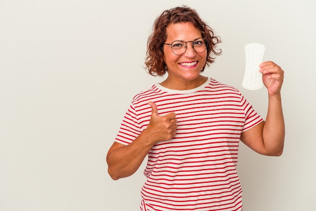 Kobieta w średnim wieku trzymająca kompres na białym tle uśmiechnięta i unosząca kciuk w górę
