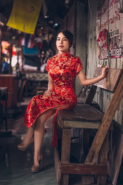 Zdjęcie kobieta w sukience cheongsam