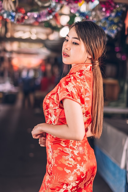 Kobieta w sukience cheongsam