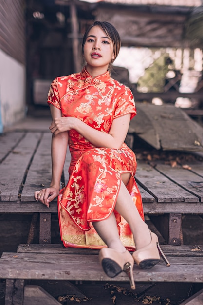 Kobieta w sukience cheongsam
