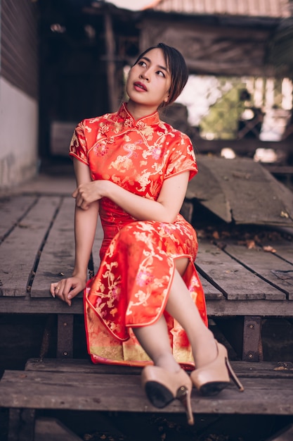 Kobieta w sukience cheongsam