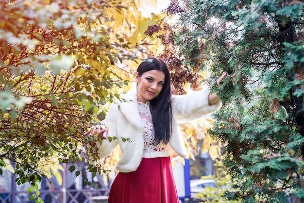 Kobieta W Sukienka Moda I Futro Pozowanie W Parku Jesień