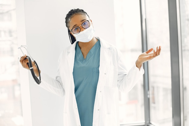 Kobieta w sukni szpitalnej. Afrykańska dziewczyna. Lekarz z dredami.