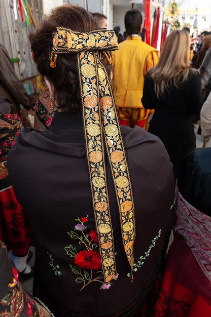 Zdjęcie kobieta w tradycyjnym stroju kastylijskim na festiwalu w swoim mieście