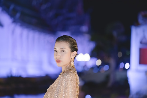 Kobieta w tradycyjnym tajskim stroju, Azjatka ubrana w tajską sukienkę