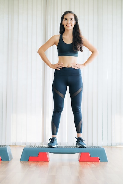 Kobieta w treningu sportowego jogi treningu rozciąganie w pomieszczeniu siłowni.
