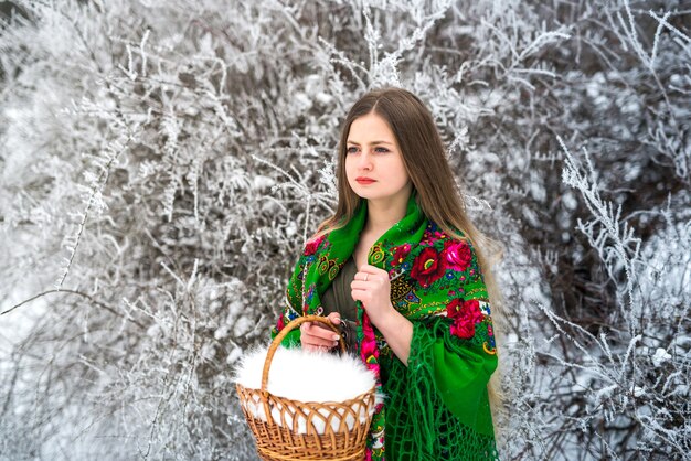 Kobieta W Zielonym Szalu Trzymająca Kosz W Winter Park