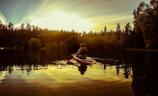 Kobieta wiosłująca na kajaku lub na desce wiosłowej w Flat Head Lake w stanie Montana