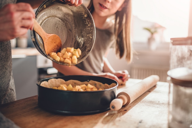 Zdjęcie kobieta, wlewając jabłko napełniania do pieczenia