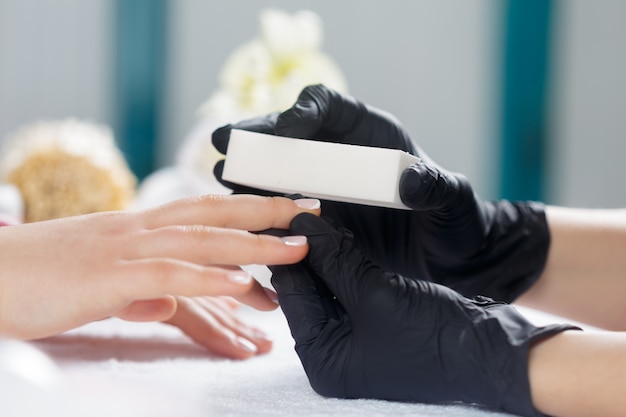 Kobieta Wręcza Dostawać Manicure W Piękno Salonie