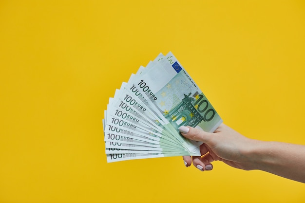 Kobieta wręcza mień euro banknoty