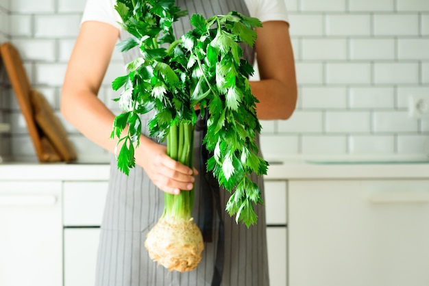 Kobieta wręcza trzymać świeżego organicznie seler.