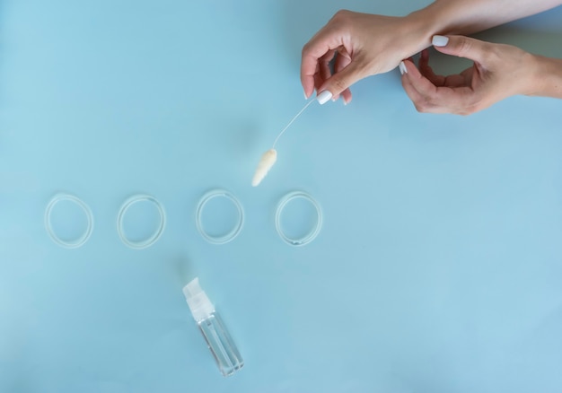 Kobieta wskazuje pierścień dopochwowy w celach antykoncepcji