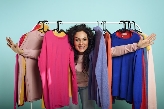 Zdjęcie kobieta wybiera ubrania do kupienia w sklepie. koncepcja zakupów i zakupoholików.