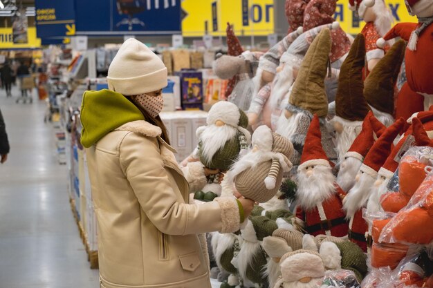 Kobieta wybierająca świąteczne dekoracje świąteczne w sklepie