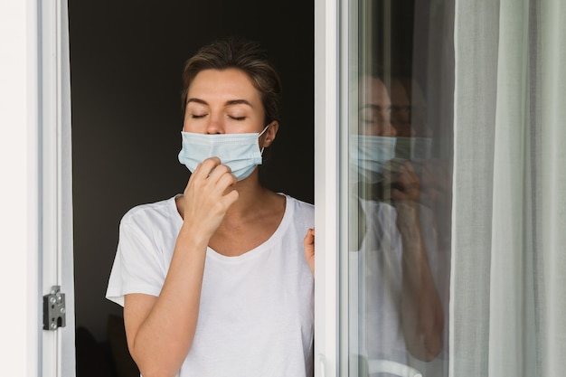 Kobieta wychodzi na balkon, żeby wziąć głęboki oddech, bo byliśmy my