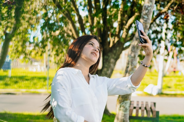 Kobieta Wykonawcza Przy Selfie Z Telefonem W Parku