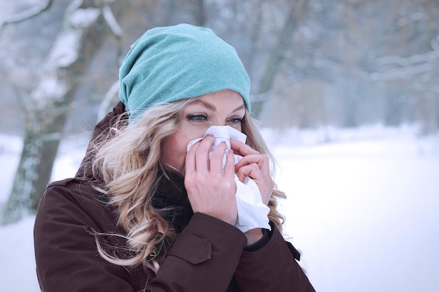 Zdjęcie kobieta wyssająca nos w zimie