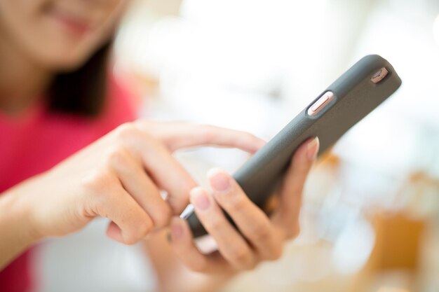 Kobieta wyszukuje telefon komórkowy w kawiarni