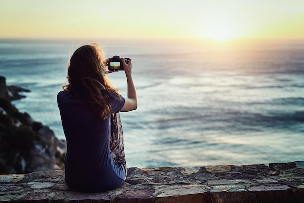 Zdjęcie kobieta z aparatem i fotografia zachodu słońca na plaży lub spędzanie czasu na zewnątrz lub relaks na wakacjach latem lub w naturze i widokiem na ocean fotografka o wschodzie słońca i blog podróżniczy na wakacje na świeżym powietrzu